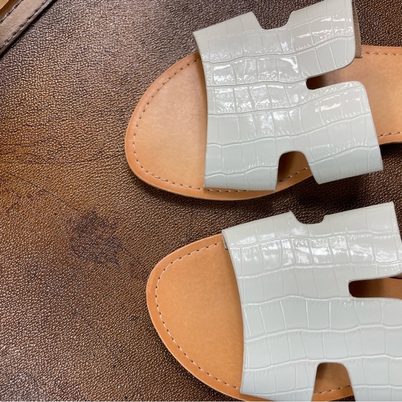 CityClassified Flip Flop White Slips-On Sandals. SZ:8.5 - Picture 3 of 7